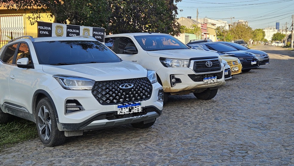 Carros apreendidos em operação em que a polícia fechou empresas suspeitas de lavar dinheiro obtido com golpe dos nudes no RS — Foto: Stéfane Costa/RBS TV
