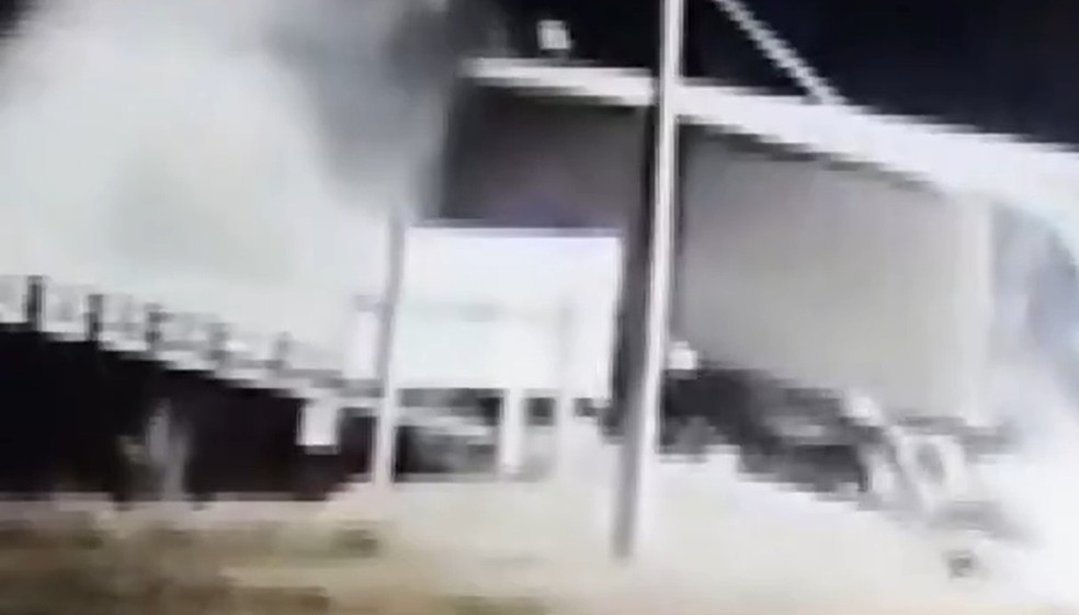 Caminhão destrói mureta de ponte e despenca de altura de cinco metros na Bahia — Foto: Reprodução/TV Sudoeste