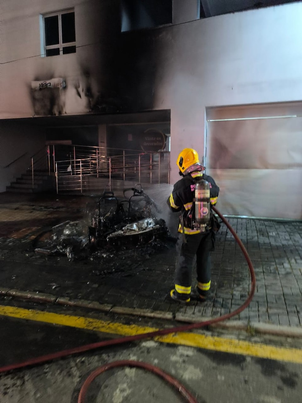 Carro pegou fogo no Bairro Cascatinha, em Juiz de Fora  — Foto: Corpo de Bombeiros/Divulgação