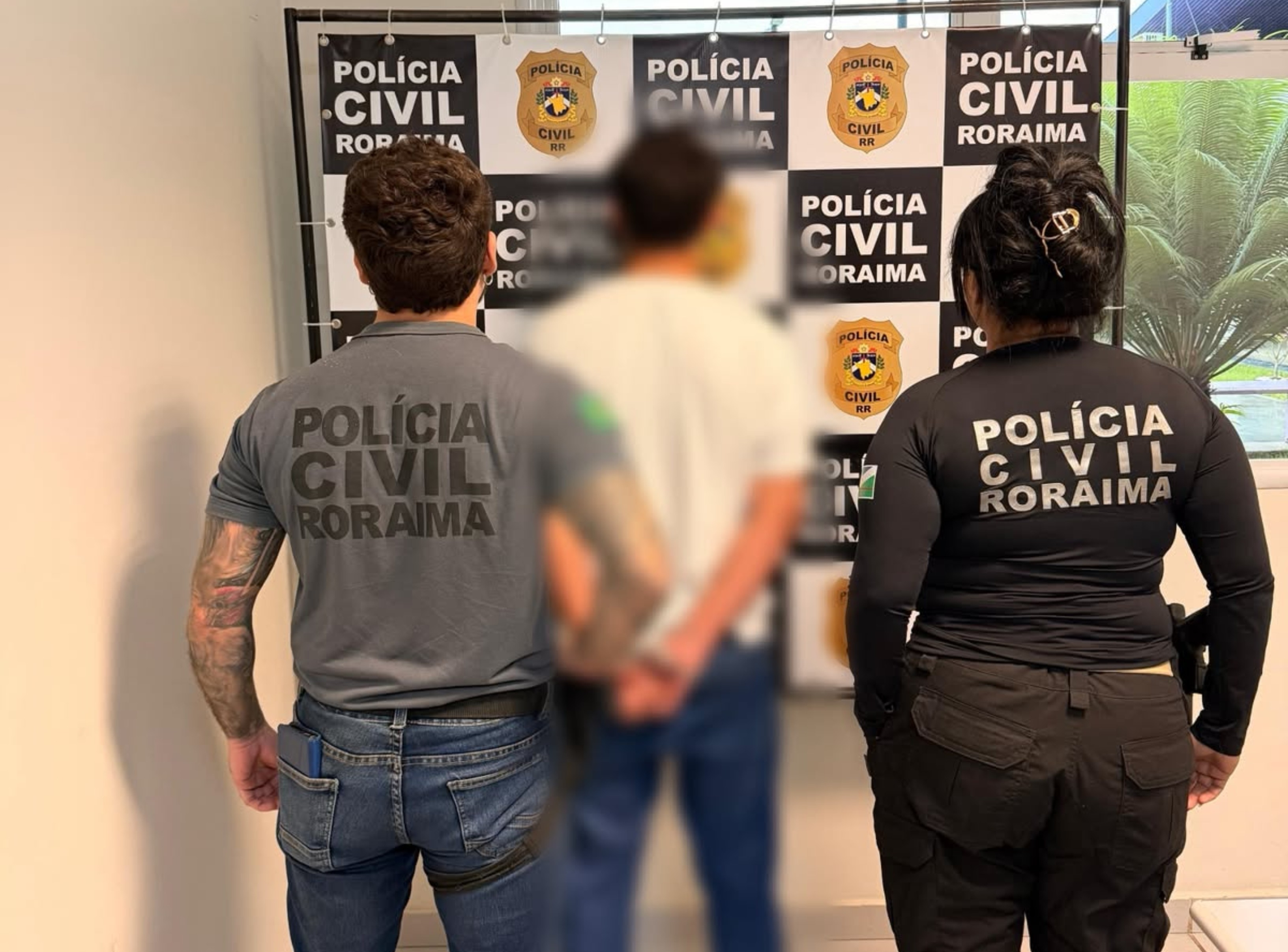 Jovem é preso por descumprir medida protetiva e enviar convites 'degradantes' à ex-companheira trans em Boa Vista
