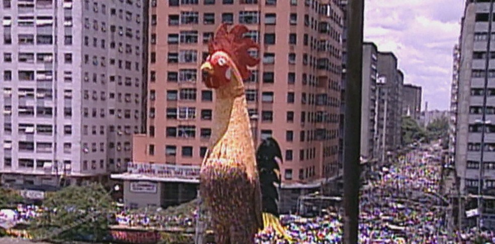 Galo Gigante do carnaval do Recife, montado em 1996 — Foto: Acervo/TV Globo