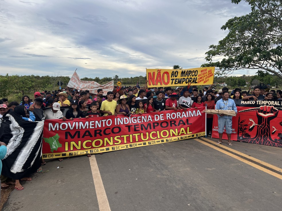 Movimento contra o Marco Temporal fecha trecho da BR-174 em Roraima — Foto: Caíque Rodrigues/g1 RR