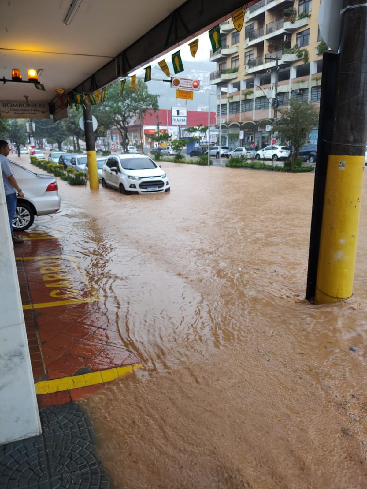 Chuva Forte Deixa Ruas De Teresópolis Alagadas Região Serrana G1 