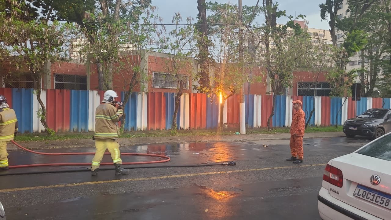 Rajada de vento de 77 km/h provoca rompimento de cabo e incêndio em árvore em Resende