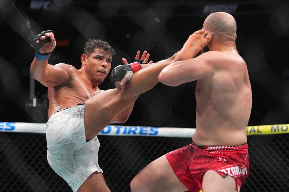 O lutador brasileiro Paulo Borrachinha nocauteou o russo Azamat Murzakanov no UFC 237, em Miami, na Flórida, nos Estados Unidos, no dia 11 de abril de 2026 — Foto: Rebecca Blackwell/AP
