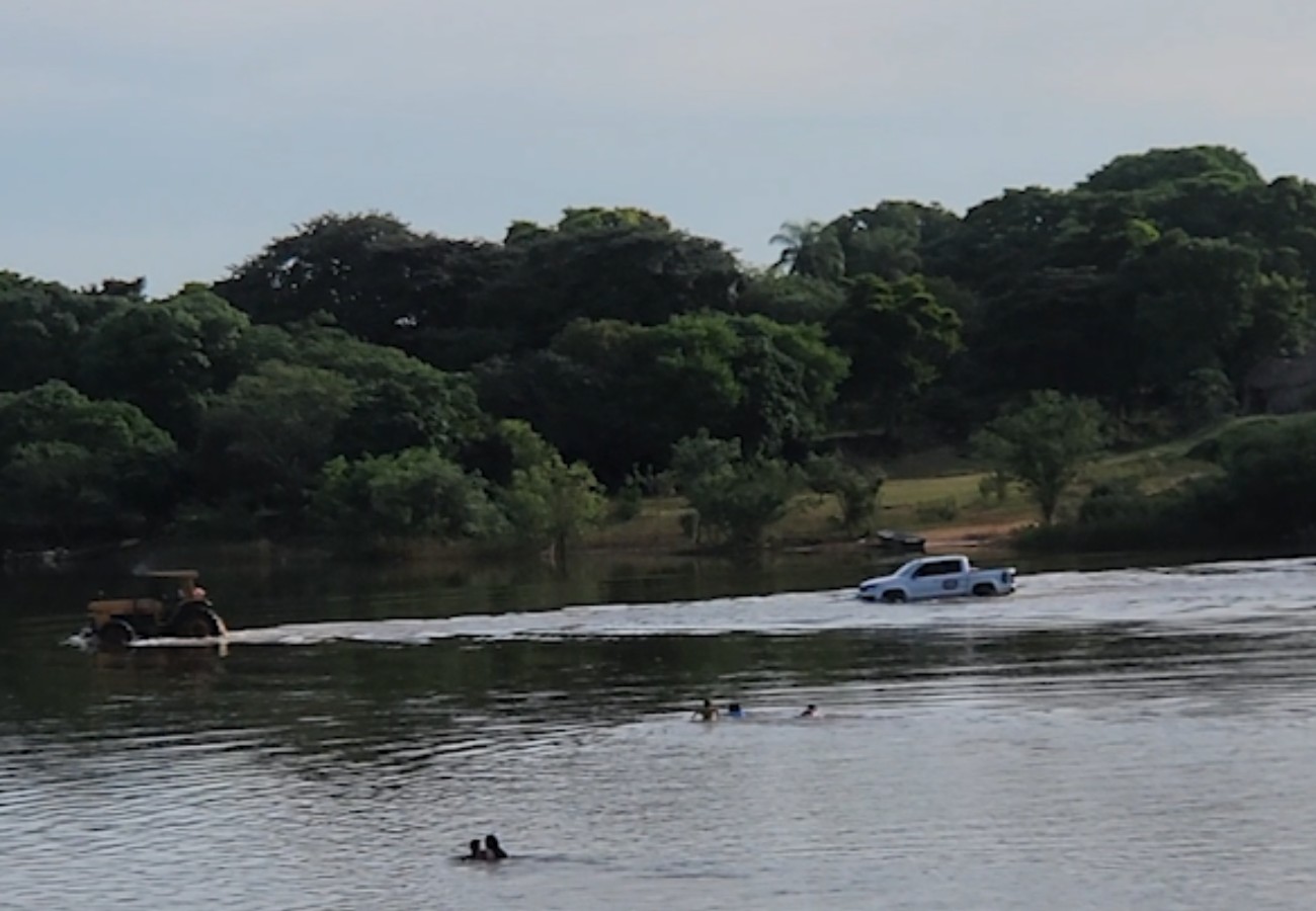 Carros tentam atravessar rio na Ilha do Bananal, no TO, e ficam encalhados; VÍDEO
