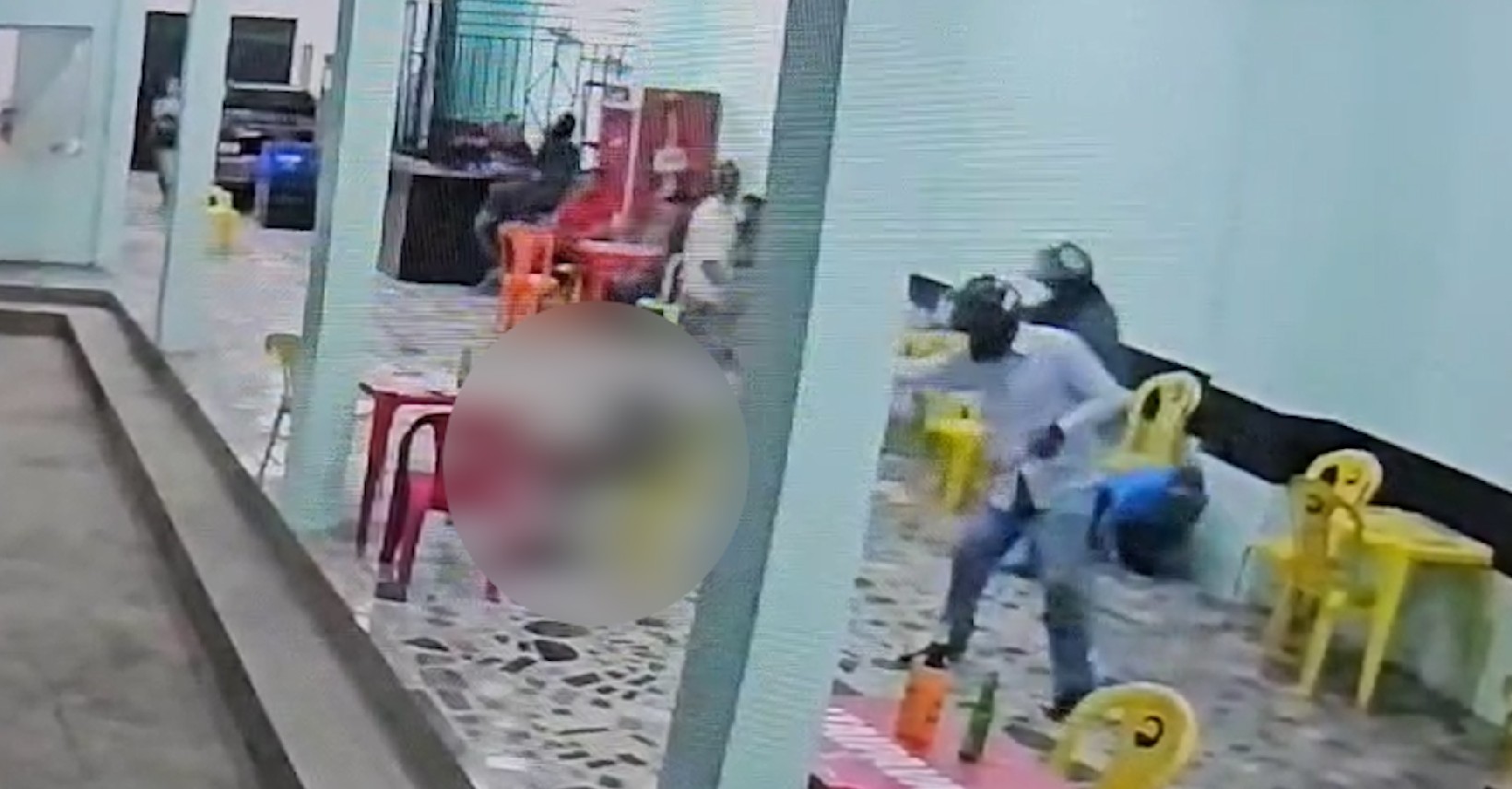 VÍDEO: Homem é morto a tiros dentro de bar no extremo sul da Bahia 