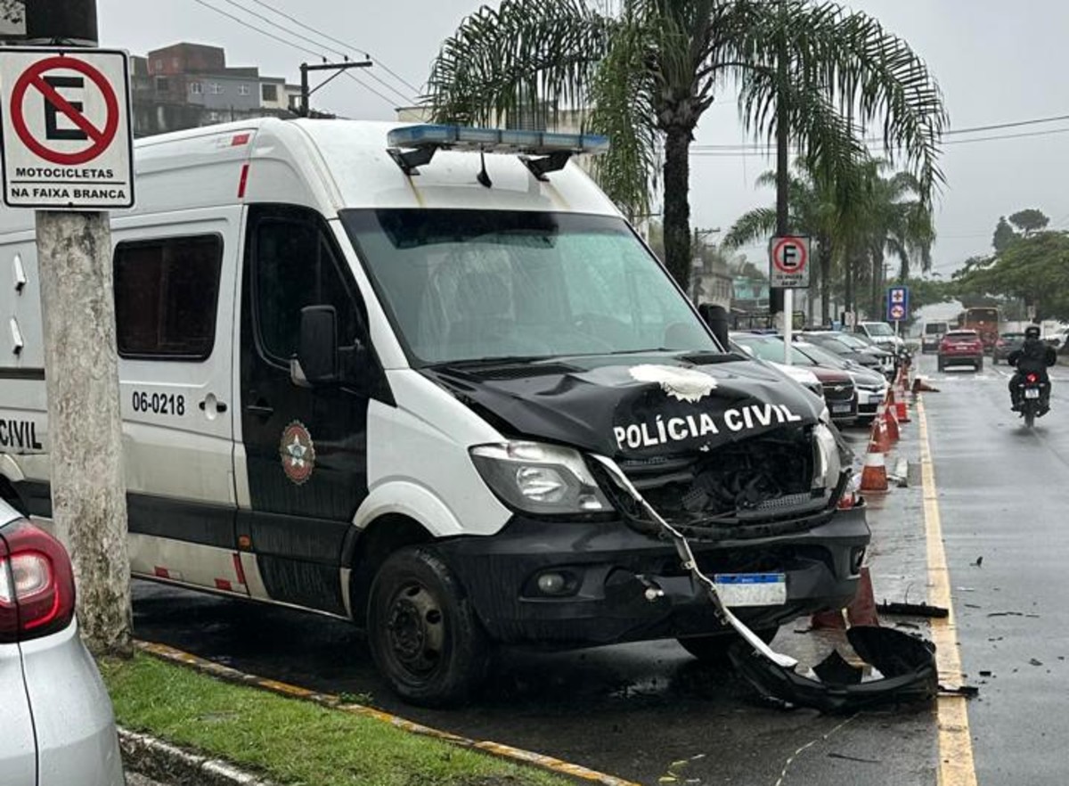 Dois jovens são presos após baterem de carro em viatura da Polícia Civil em Angra dos Reis