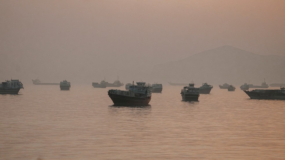 Embarcações ancoradas no Estreito de Ormuz, vistas de Musandam, Omã, em 3 de junho de 2026 — Foto: REUTERS/Stringer
