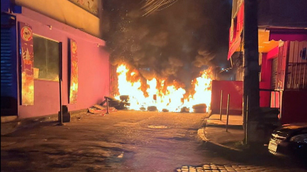 Operação na Maré contra o TCP tenta prender 56 pessoas por roubo e outros crimes; há tiroteio e barricadas em chamas