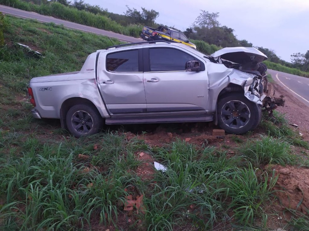 Caminhonete ficou com a sua frente destruída após se chocar com um carro na BR-226 em Grajaú — Foto: Divulgação/Polícia Rodoviária Federal