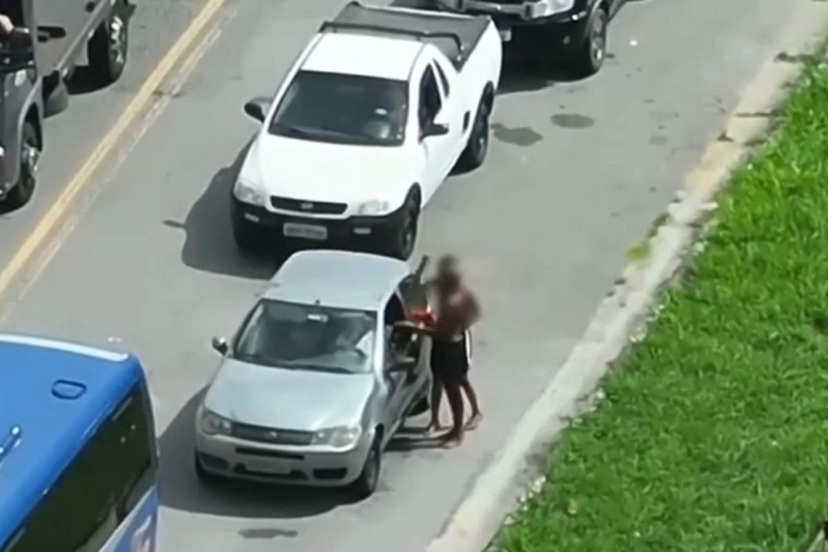 Adolescentes fingem ser ambulantes e furtam celular de motorista durante congestionamento em rodovia de SP