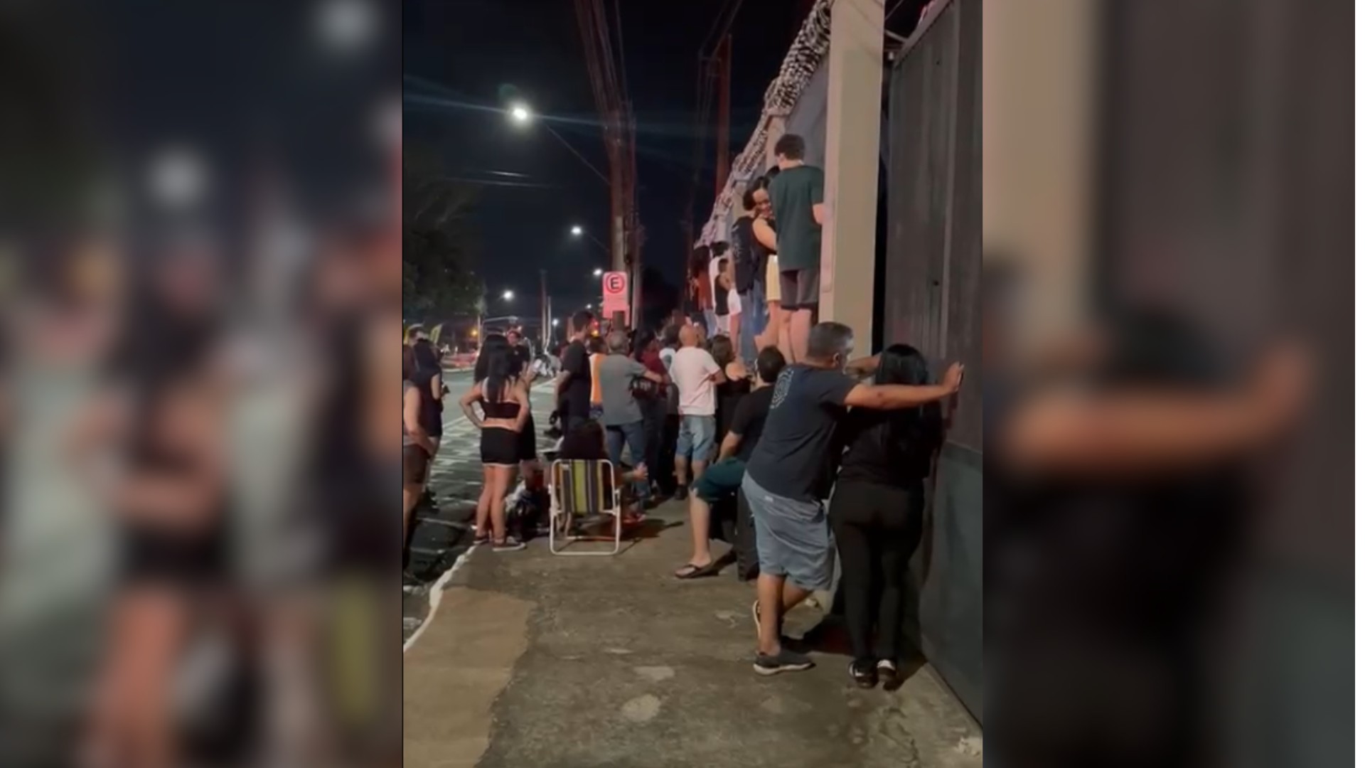 VÍDEO: fãs sem ingressos lotam rua em volta de recinto e acompanham show do Guns N’ Roses pela cerca 