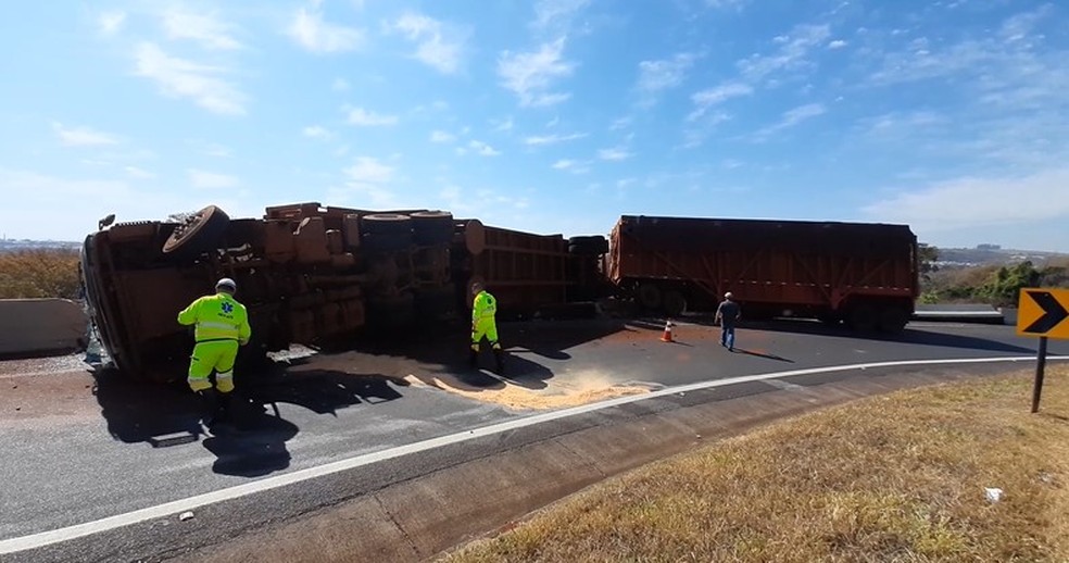Carreta tombou no Anel Viário Sul de Ribeirão Preto — Foto: Samuel Santos/Rádio CBN Ribeirão