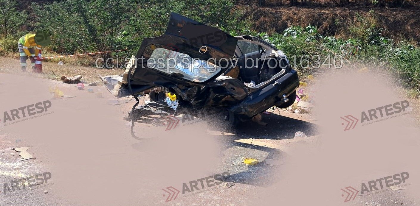 Colisão frontal entre caminhão e carro mata uma pessoa e deixa três feridas na SP-215