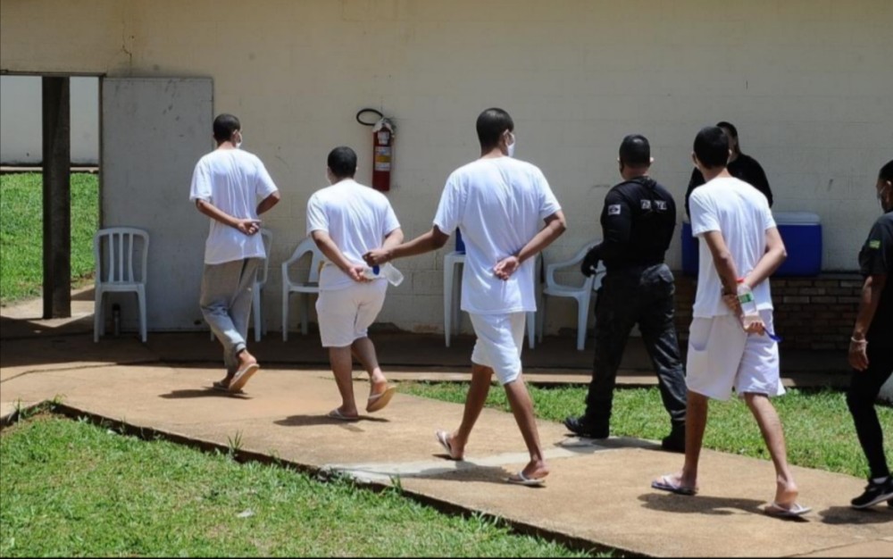 Sete em cada dez brasileiros defendem que adolescentes que cometem crimes sejam punidos como adultos