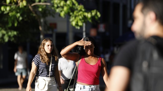 'Veranico' começa nesta quarta com calor fora de época no Sudeste e Centro-Oeste; veja previsão - Fenômeno deve elevar temperaturas até o fim de semana em capitais como São Paulo, Rio de Janeiro e Cuiabá, que terão tardes quentes e ar seco. No Sul, destaque continua para a força do vento, que pode superar os 100 km/h em áreas da Serra e do litoral gaúcho e catarinense.