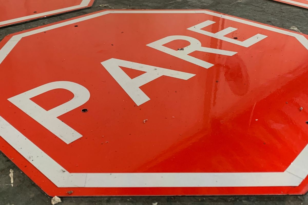 Motociclista morre após bater em placa de 'parada obrigatória' no litoral de SP
