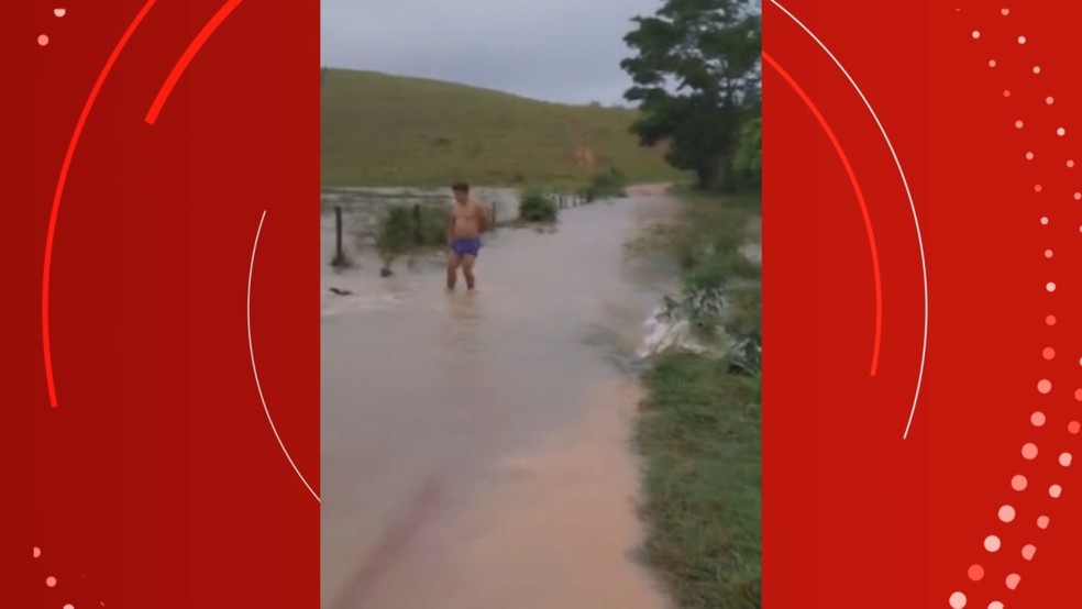 Povoado na zona rural de Guaratinga fica alagado ap�s chuva forte � Foto: Reprodu��o/TV Bahia