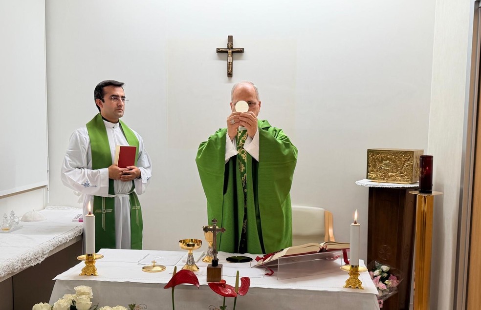 O papa Leão XIV celebra missa dentro do hospital Gemelli, onde está internado, após a cirurgia para retirada de tumor no pulmão, em 16 de outubro de 2026. — Foto: Vaticano