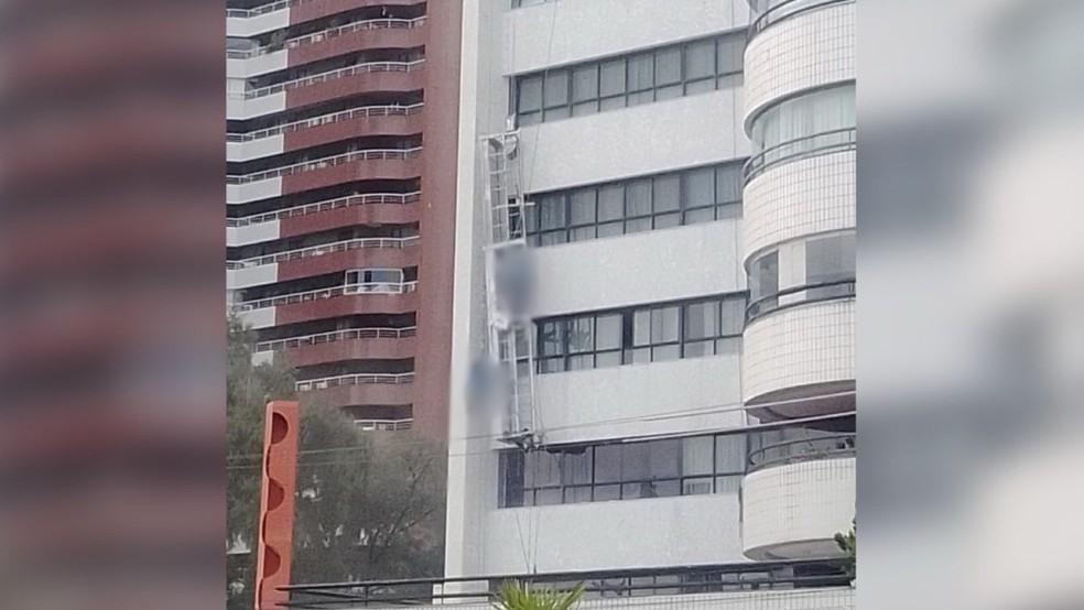 Trabalhadores ficaram pendurados em fachada de prédio após queda de andaime em Fortaleza — Foto: Reprodução