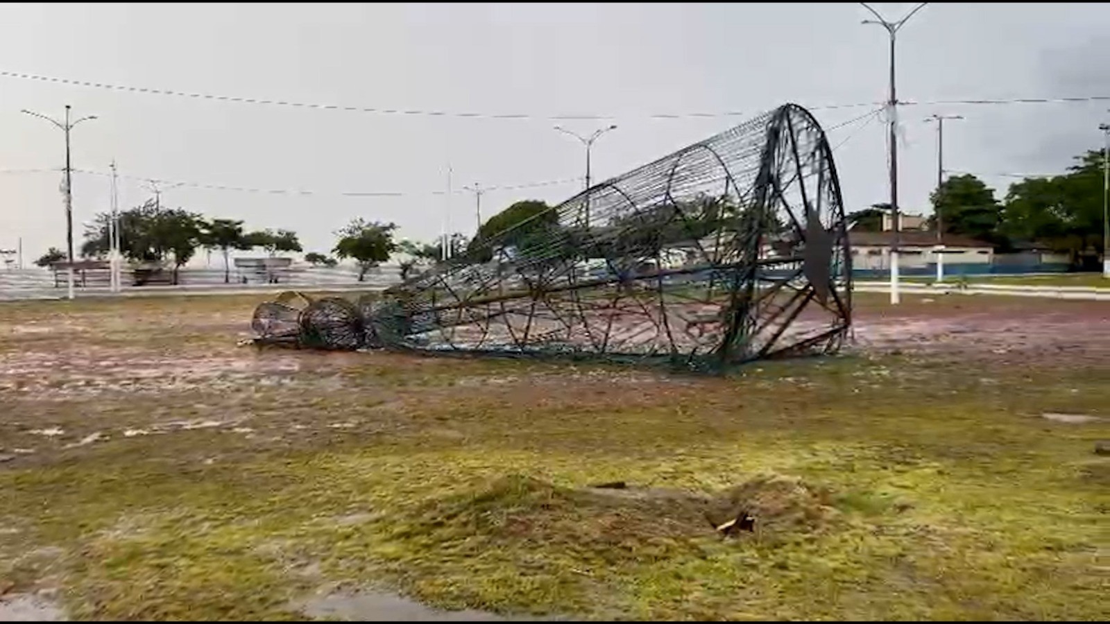A dias do Círio, chuva derruba ornamentação de Nossa Senhora de Nazaré em Outeiro, distrito de Belém