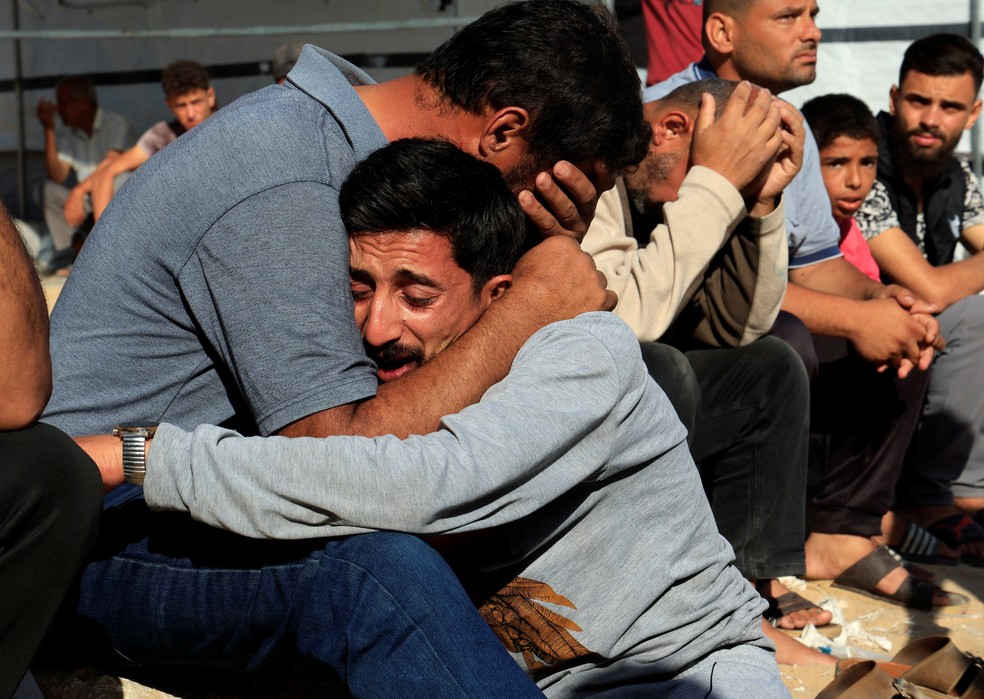 Homem chora em funeral de vítimas palestinas de ataque israelense ao hospital Nasser, em Khan Yunis, na Faixa de Gaza — Foto: Hatem Khaled/Reuters