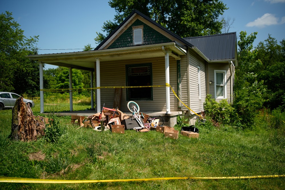 Quatro adultos são presos após resgate de dezesseis crianças em condições degradantes em Ohio