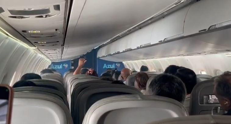 Avião da Azul retorna a Confins após falha no ar-condicionado: 'Ar saindo muito quente', anuncia piloto
