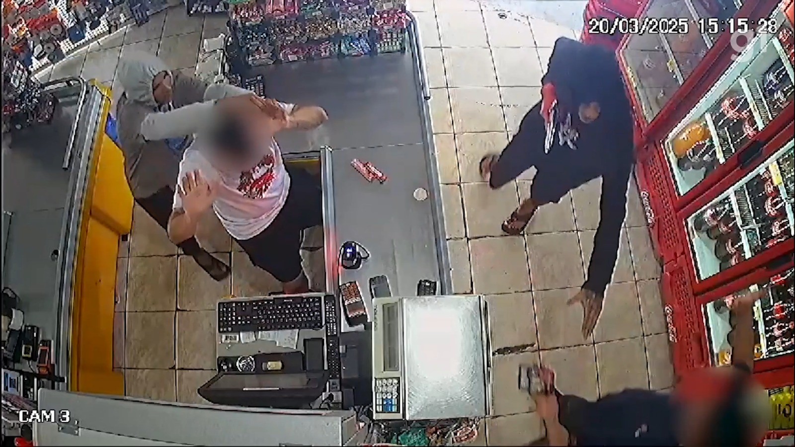 VÍDEO: criminosos invadem supermercado e agridem balconista durante assalto