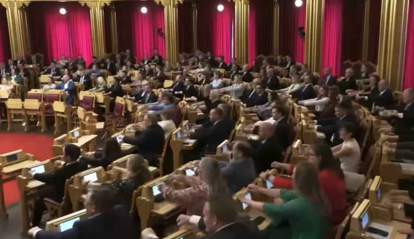 Remada Viking no parlamento: congresso da Noruega imita gesto de torcedores para incentivar seleção na Copa; VÍDEO
