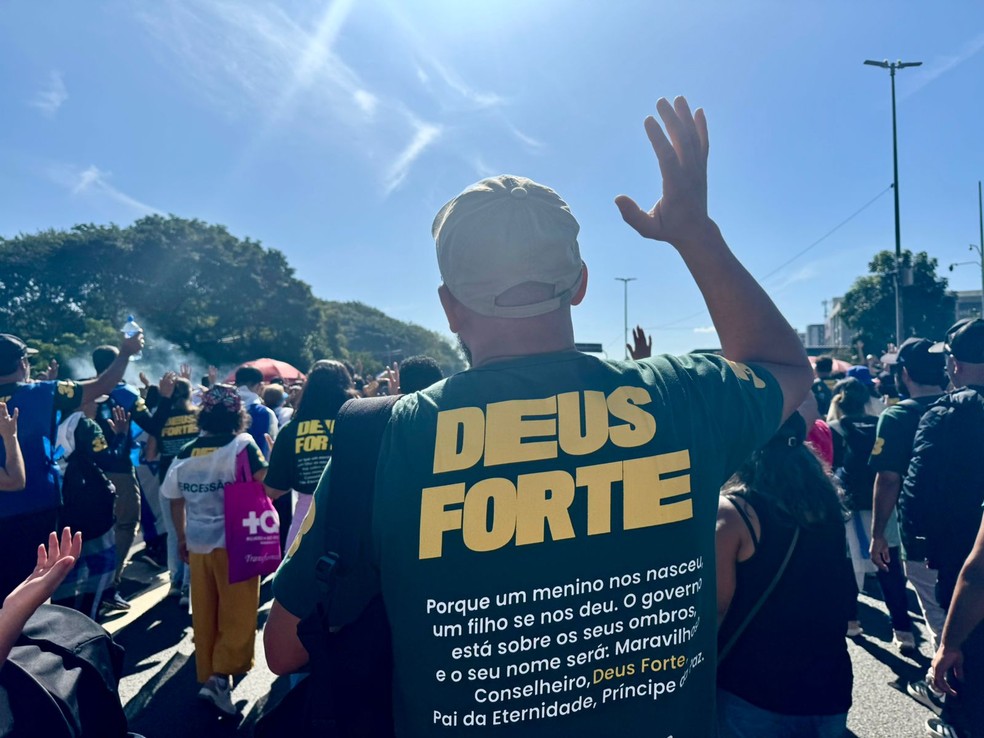 Fiéis oram na 33ª Marcha para Jesus, que acontece em São Paulo, nesta quinta-feira, 19 de junho de 2025. — Foto: Letícia Dauer/g1