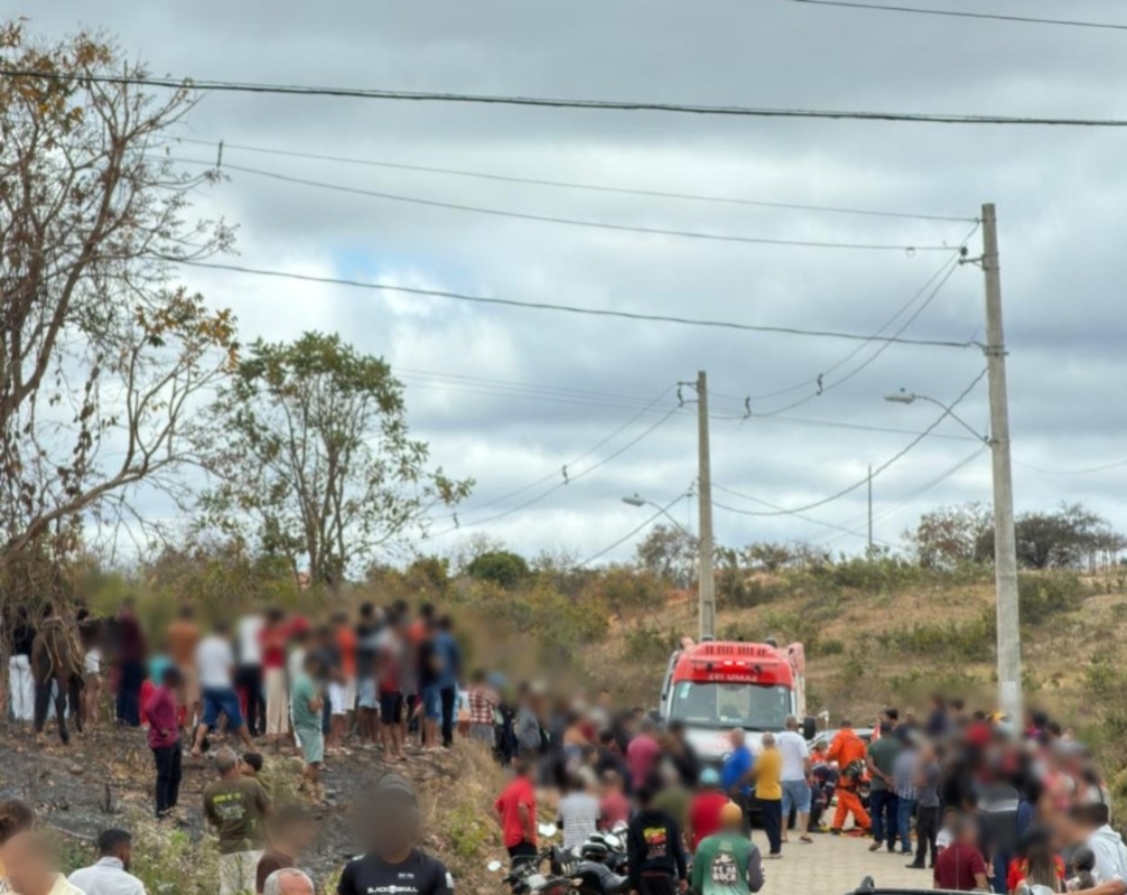 Pai e filhos de 3 e 9 anos morrem atropelados por carro em Francisco Sá