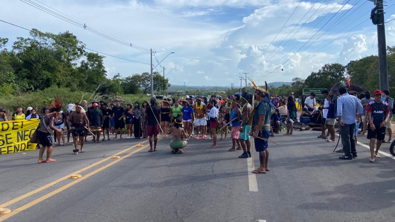 Após 14 dias de ocupação do porto de Santarém, indígenas bloqueiam estrada de acesso ao aeroporto