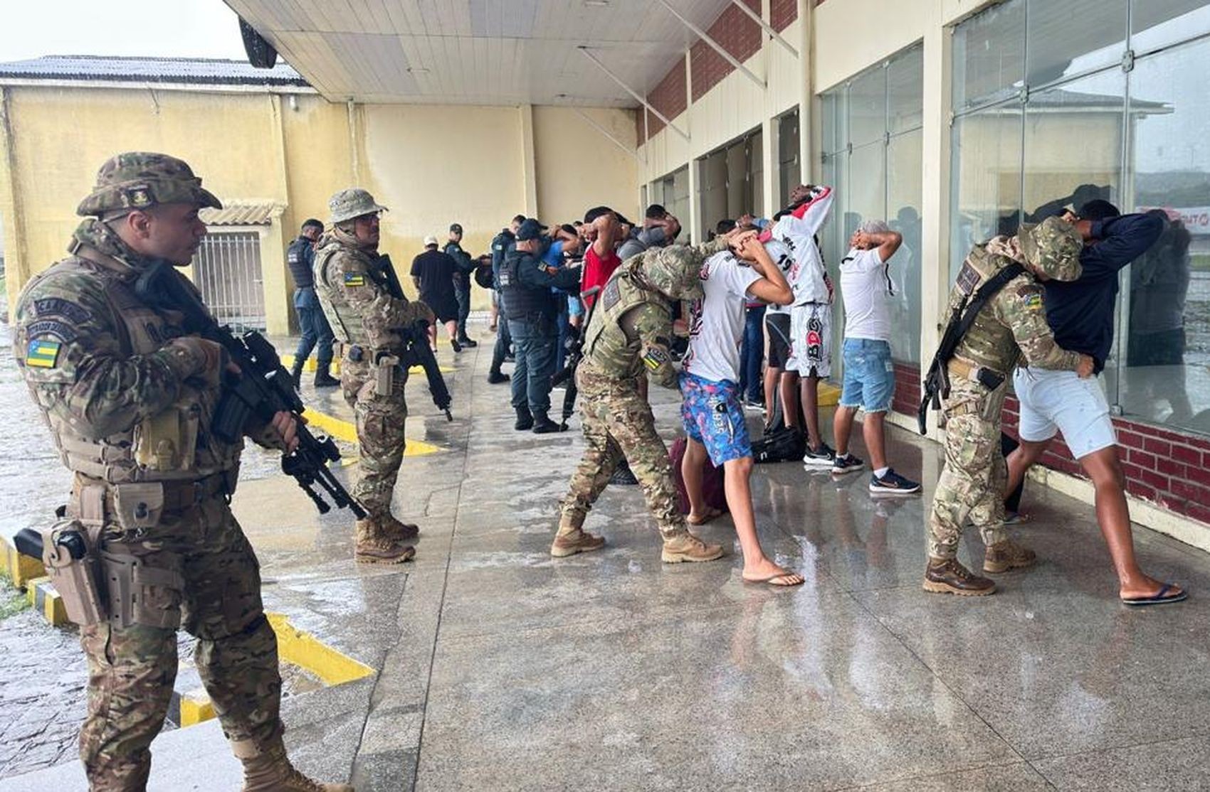 Cerca de 200 torcedores do Santa Cruz são conduzidos à delegacia após abordagem policial em Propriá