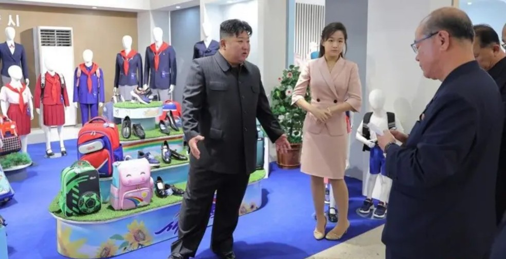 A imprensa estatal norte-coreana publicou fotos do líder do país, Kim Jong-un, pouco depois que rumores sobre sua morte se espalharam na internet. — Foto: KCNA