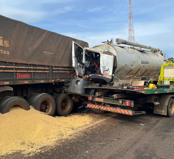 Carreta que não conseguiu passar por baixo de viaduto da BR-365 em