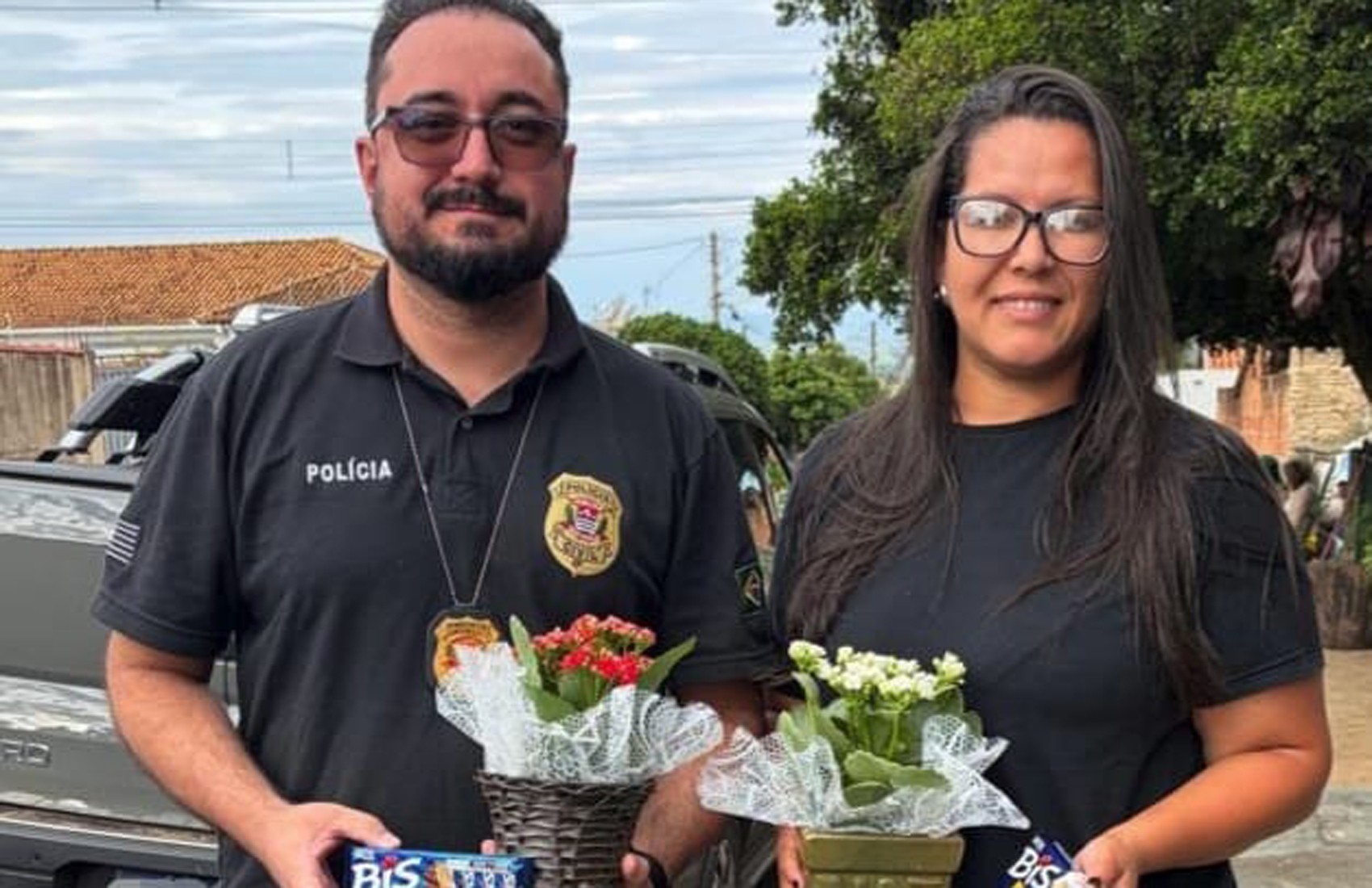 Agente de saúde oferece amizade e leva flor e chocolate a mulher que viveu isolada por 18 anos no interior de SP