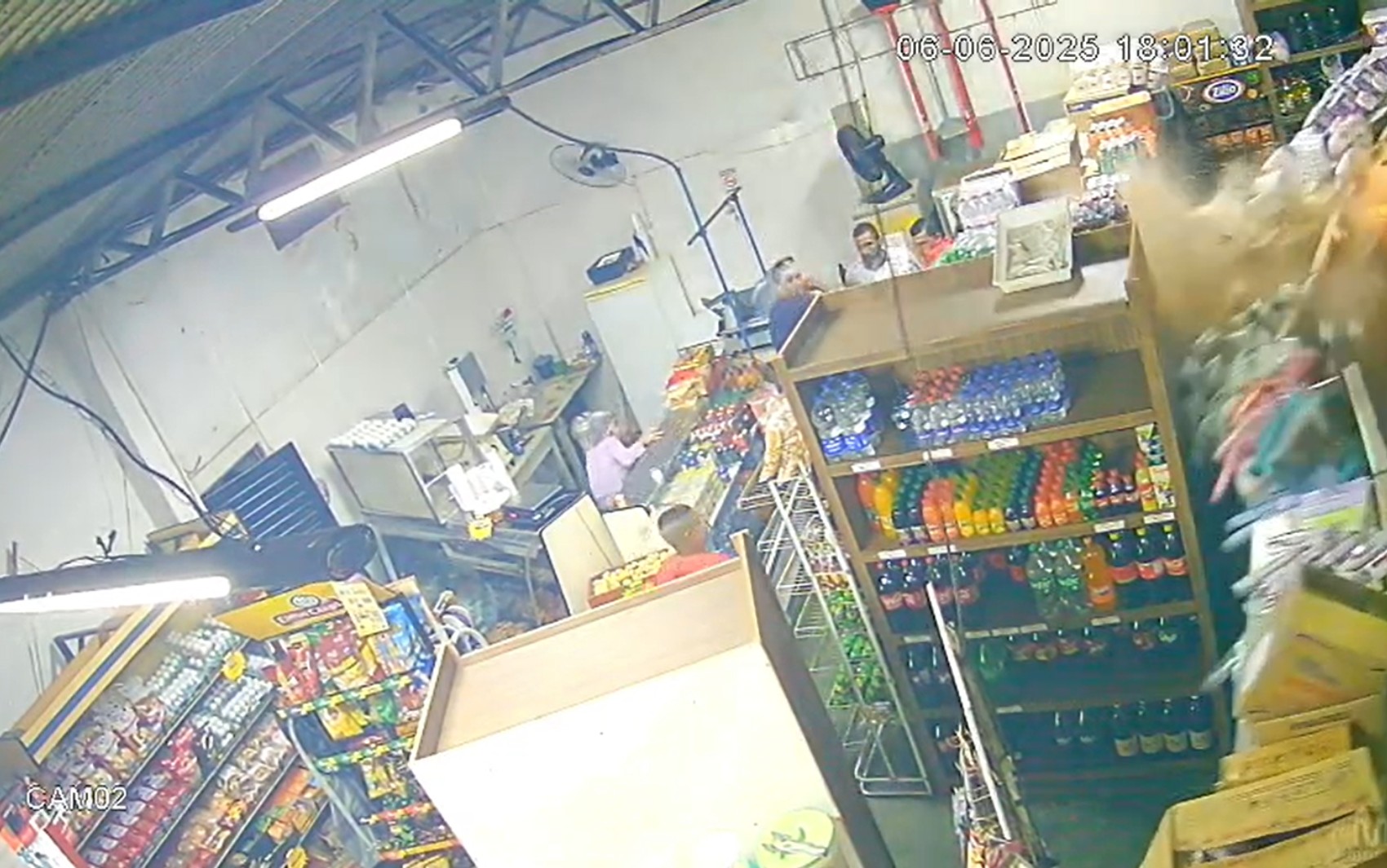 Carro de motorista embriagado invade mercearia em Taquaritinga, SP; VÍDEO 