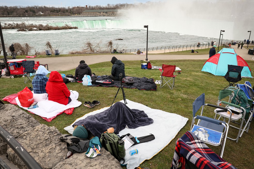 Turistas chegam com antecedência nas Cataratas de Niagara para aguardar o eclipse total do Sol — Foto: Brendan McDermid/Reuters