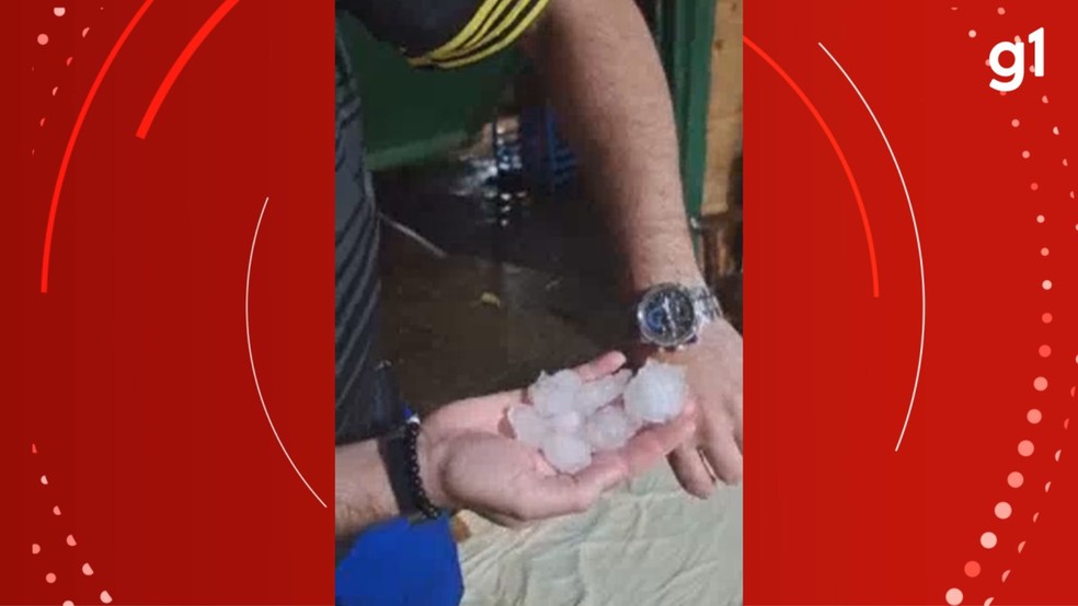 Morador compara tamanho de pedra de granizo ao de relgio de pulso — Foto: Felipe Magainn/Arquivo Pessoal