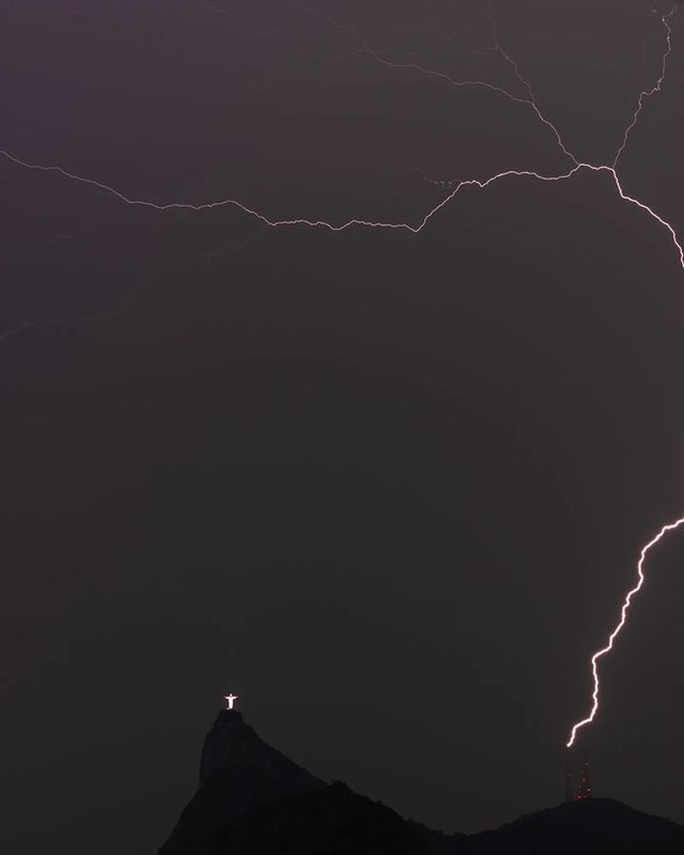 Barbudo rouba a cena em foto de casal no Cristo Redentor