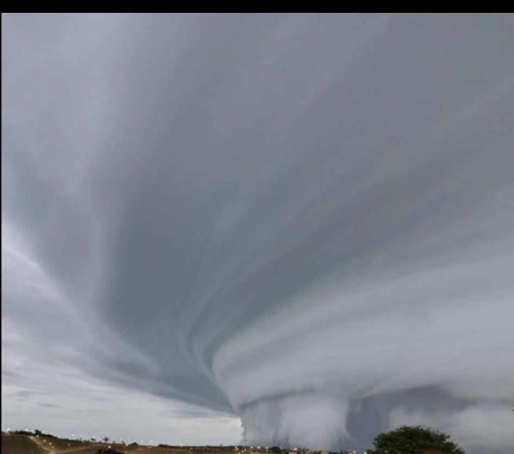 Nuvem 'gigante' toma conta do céu e chama a atenção de moradores no interior de SP; FOTOS