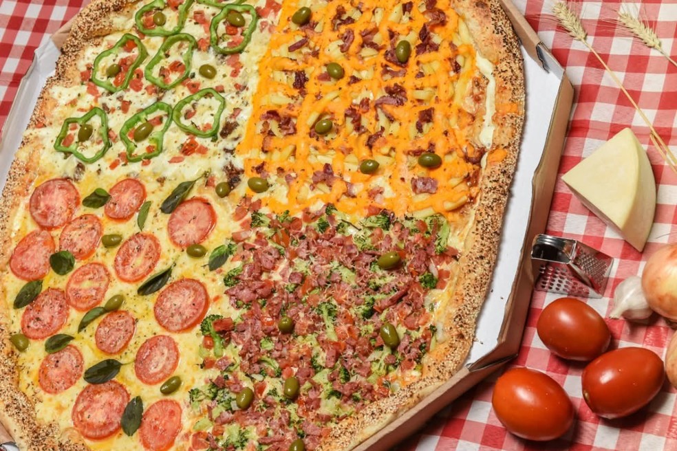 'Super pizza' de 65 cm, que rende 20 pedaços, é vendida em pizzaria de Itapetininga — Foto: Rubia Paula Biazotto/Arquivo pessoal
