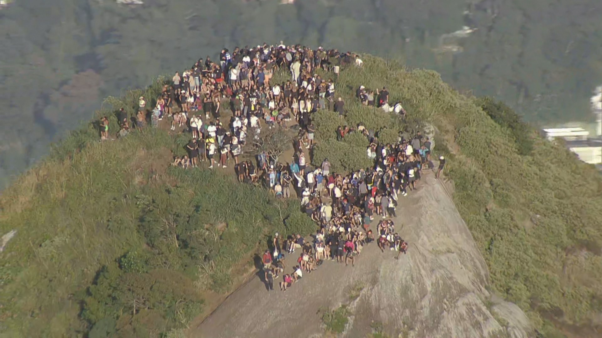 'Com emoção': turista que via sol nascer no Dois Irmãos grava tiroteio e rasante de helicóptero; VÍDEO