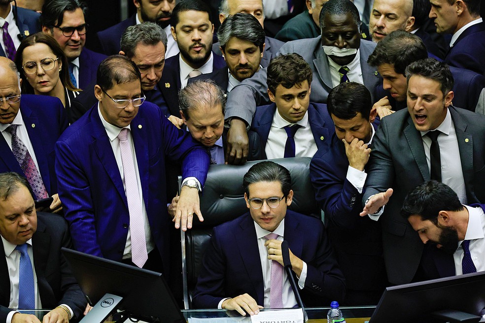 Aps obstruo da oposio na Cmara, o presidente da Casa, Hugo Motta (c), retoma a cadeira para abrir a sesso plenria proposta para a noite desta quarta-feira, 6, em Braslia.  Foto: WILTON JUNIOR/ESTADO CONTEDO