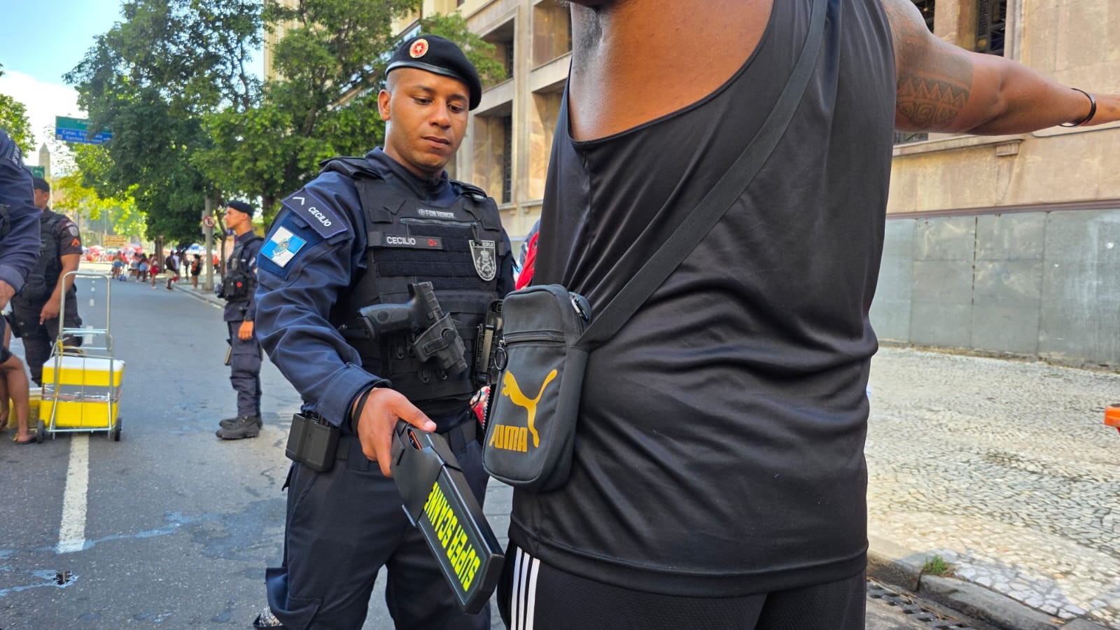 PM apreende 41 facas e até dispositivo de eletrochoque na revista no Bloco da Gold