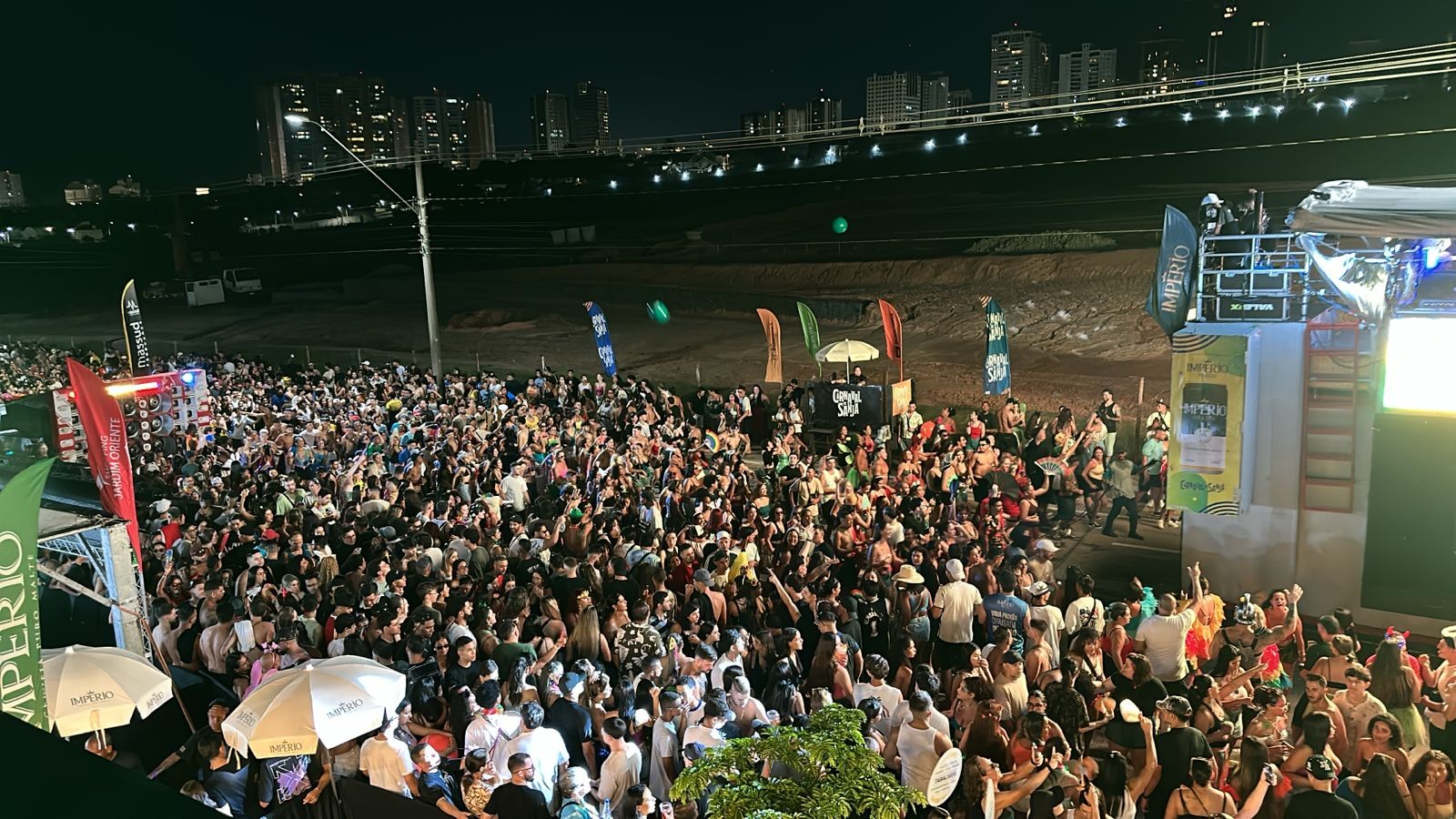 Foliões lotam Carnaval na Via Oeste, em São José dos Campos