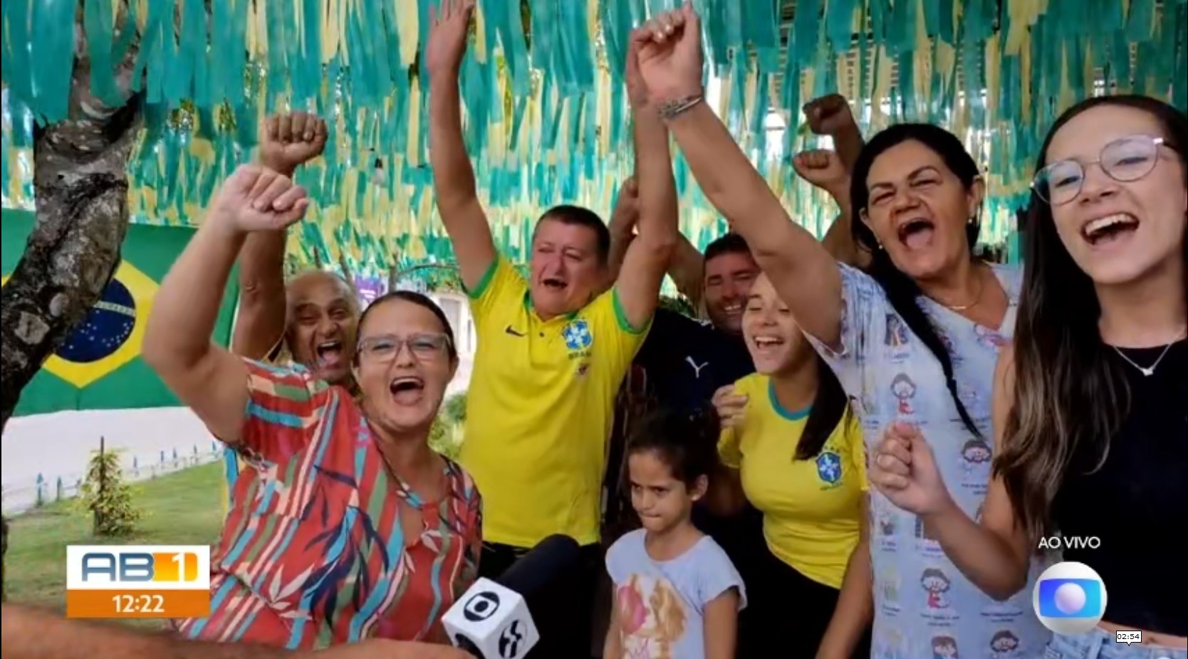 Moradores de bairro mais antigo de Arapiraca decoram praça para estreia do Brasil na Copa