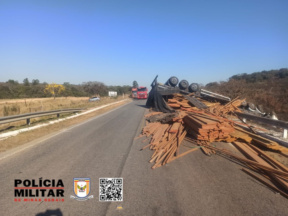 Três ficam feridos após batida entre carro e caminhão em Itutinga — Foto: Polícia Militar Rodoviária